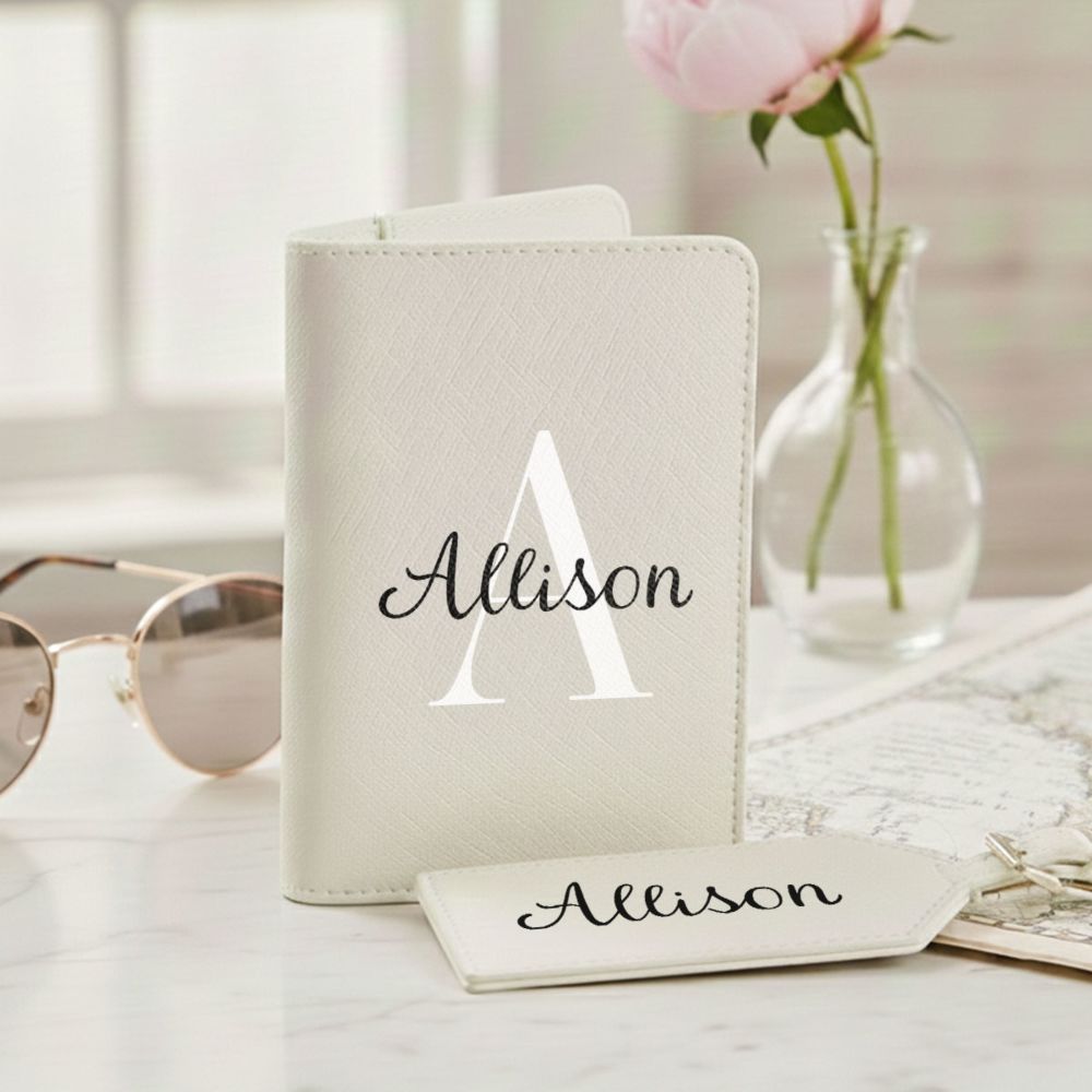 Personalisierbare Reisepasshülle und Koffertag mit Monogramm